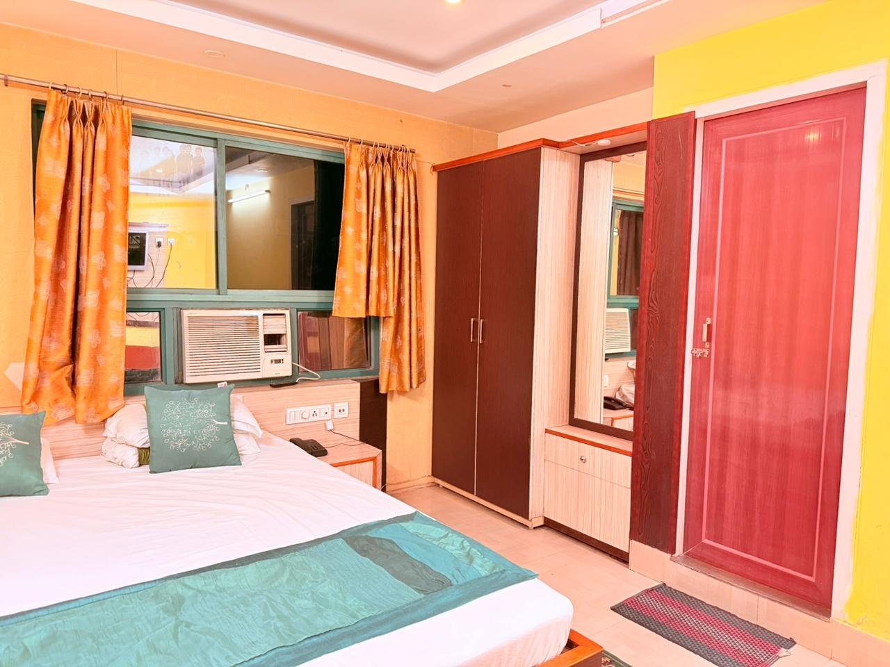 Guest room with wardrobe and entrance door